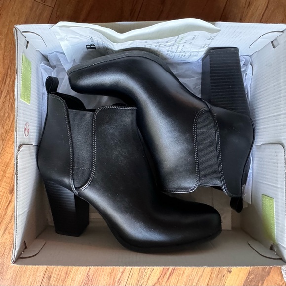 Michael Kors - Evaline Heeled Bootie Sz8.5 - Picture 7 of 9